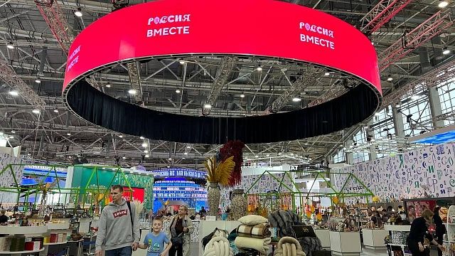 Глава Краснодара презентует брендбук города на выставке-форуме «Россия». Фото: телеканал «Краснодар»