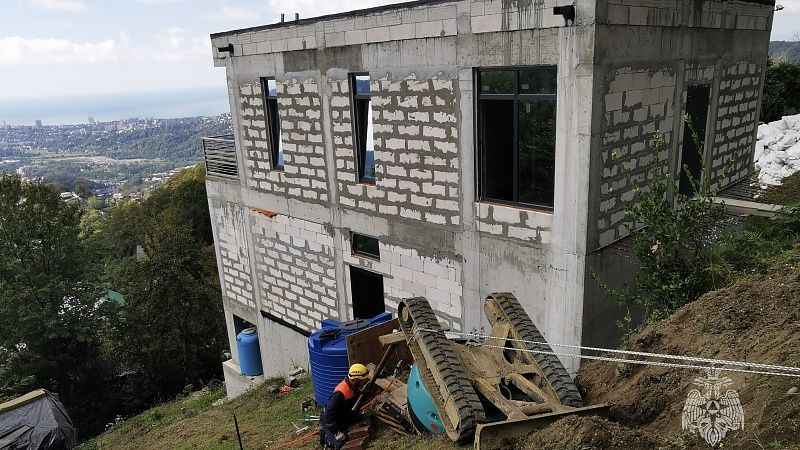 Зажатого в экскаваторе водителя вытащили спасатели в Сочи