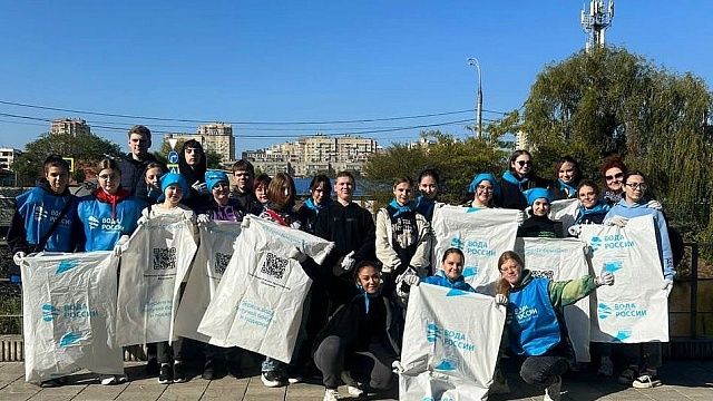 Краснодарские студенты приняли участие в акции «Вода России». Фото: Пресс-служба администрации Краснодара