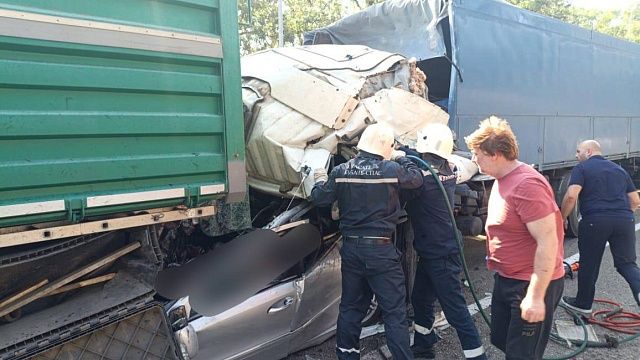 Три человека погибли в зажатой между двумя грузовиками легковушке под Армавиром