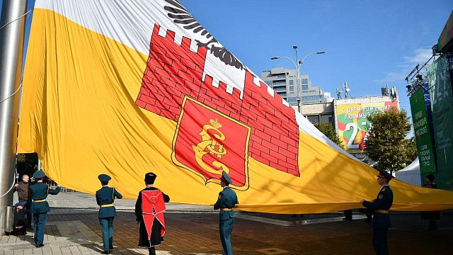 Над Главной городской площадью подняли флаг Краснодара Фото: Александра Райко/Краснодарский известия