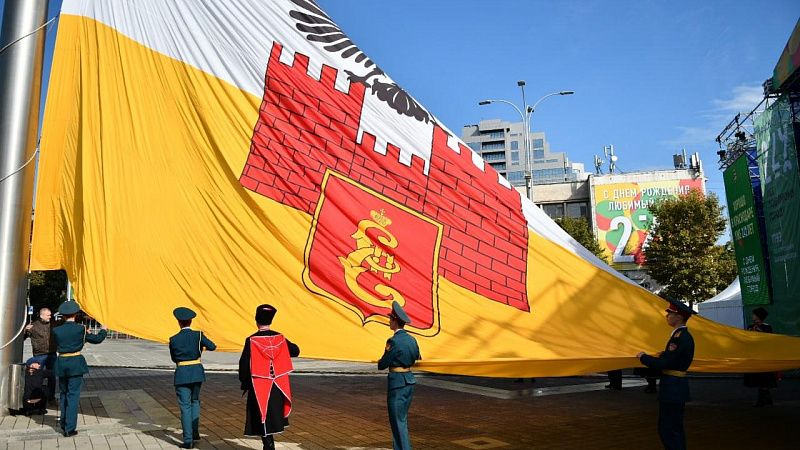 Над Главной городской площадью подняли флаг Краснодара
