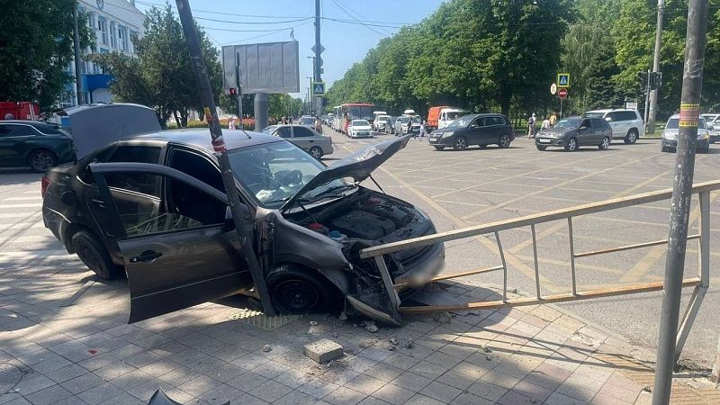 Пожарная машина и легковушка столкнулись в центре Краснодара