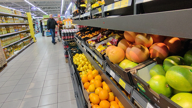 Салаты, мандарины, икра: цены на продукты к новогоднему столу