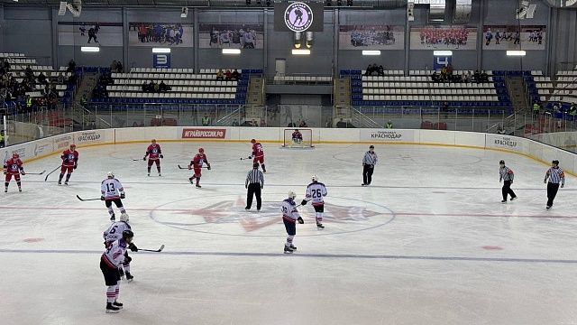 Матч между «Гвардией» и «Легендами хоккея» закончился дружественной ничьей