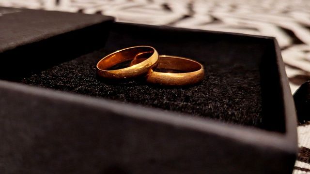 Журналист с табличкой «хочу жениться» сделал предложение девушке на прямой линии