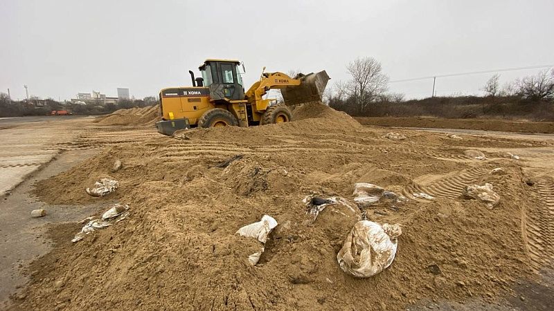 Более 144 тонн песка с мазутом отвезли на утилизацию с временной площадки Анапы