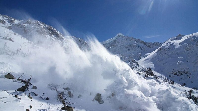 Лавина сошла на трассу на Камчатке