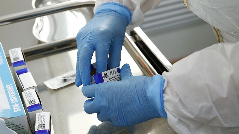 Врач-инфекционист призвал жителей России вакцинироваться до пика новой волны коронавируса