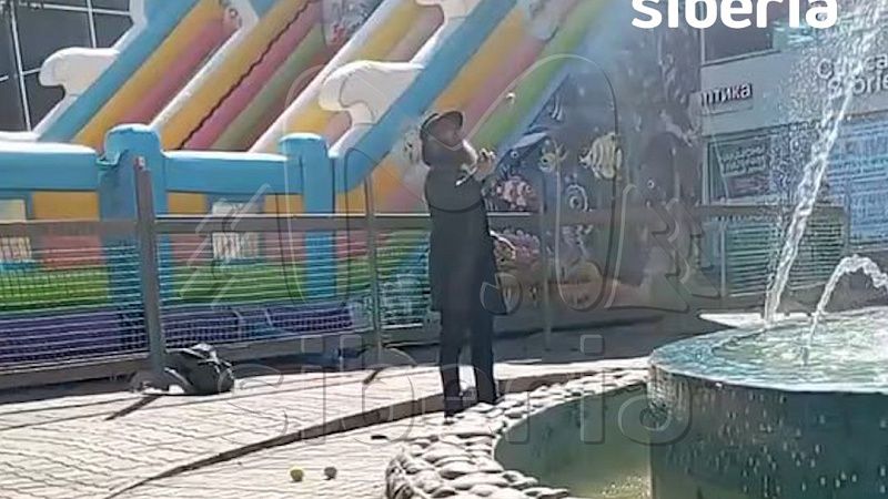 Появилось видео жёсткого задержания жонглировавшего ежом мужчины в Новосибирске