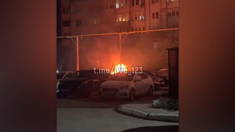 Машина загорелась ночью в центре Ейска