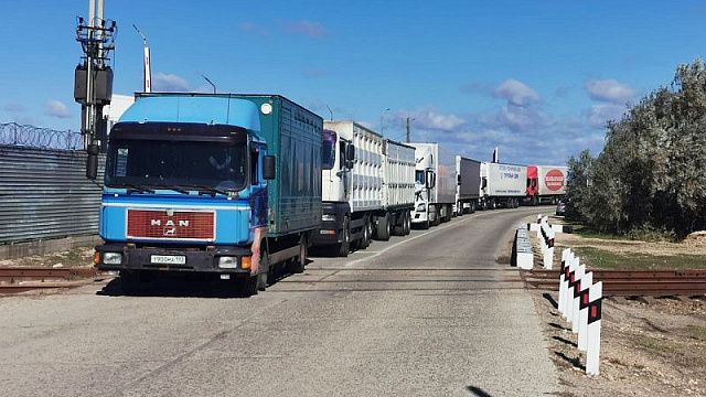 Более 1 тысячи грузовиков ожидают очереди на Керченскую переправу. Фото: пресс-служба администрации Краснодарского края
