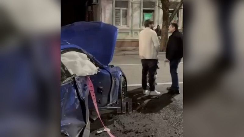 Попавший в занос автомобиль врезался в дерево в центре Краснодара