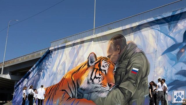 Мурал с обнимающим амурского тигра Путиным появился во Владивостоке
