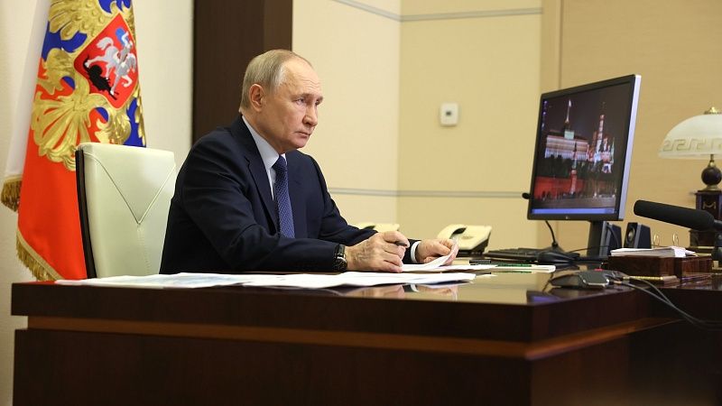 Путин поручил минимизировать последствия разлива нефтепродуктов в Черном море