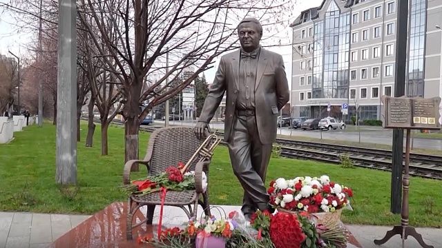 Памятник Леонарду Гатову открыли в обновлённом сквере Краснодара