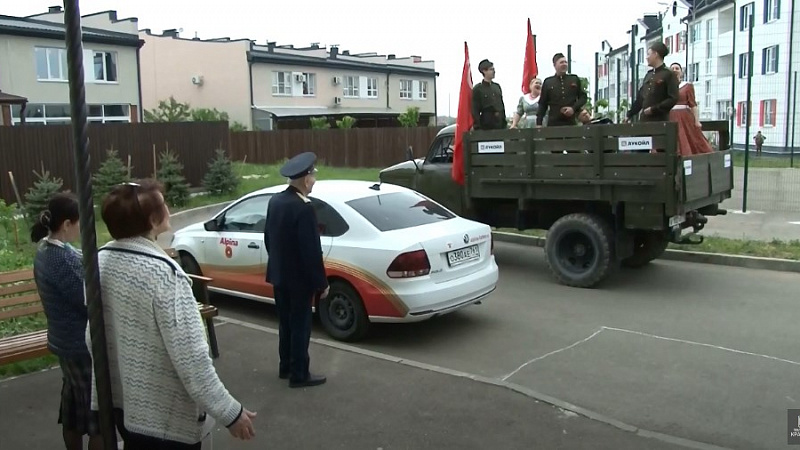 В Краснодаре во дворах домов поздравляют ветеранов Великой Отечественной войны