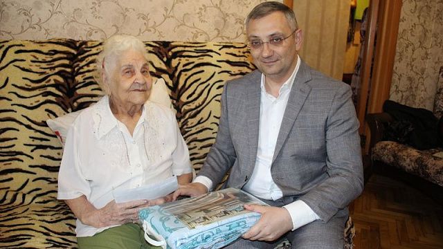 В Краснодаре с 98-летием поздравили участницу Великой Отечественной войны 