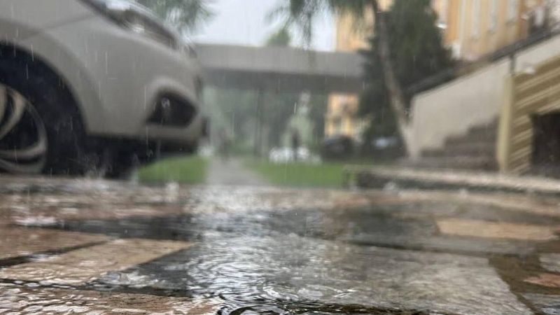 Брат с сестрой застряли в затопленной машине во время ливня в Москве