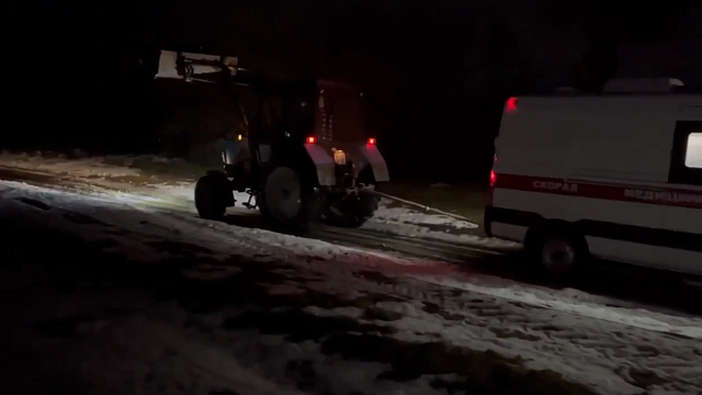 Полицейские и тракторист помогли скорой с пациентом выбраться из снега на Кубани