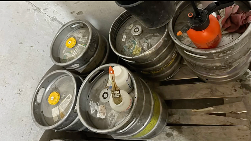 Более 4,5 тысячи литров нелегального пива изъяли из бара в Краснодаре