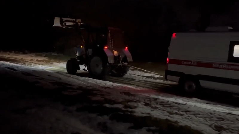 Полицейские и тракторист помогли скорой с пациентом выбраться из снега на Кубани
