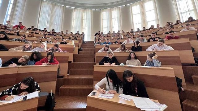 Кубанские студенты могут получить молодежную стипендию администрации края. Фото: телеканал «Краснодар»