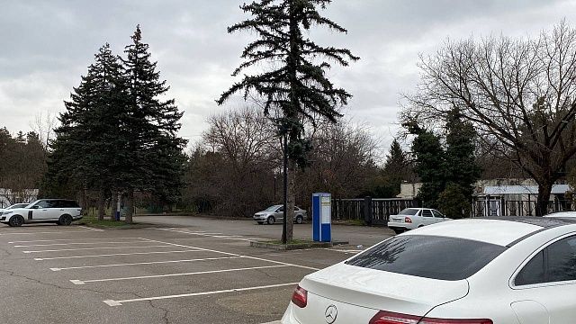 Москвичи пошли в обход платной парковки и поменяли российские номера на западные