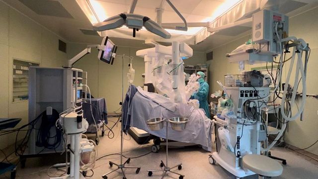 Хирурги Краснодара провели первое в России протезирование печеночной артерии с помощью робота Фото: t.me/minkovaanna23