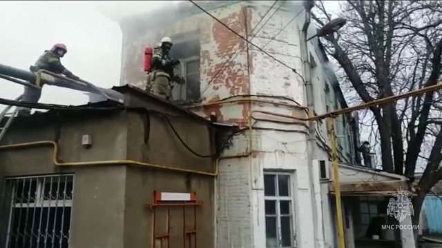 В Краснодаре потушили пожар на кровле двухэтажного дома площадью 120 кв. м. Фото: пресс-служба ГУ МЧС России по КК