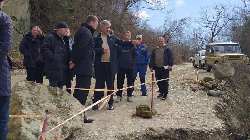Обвал грунта повредил дорогу к двум поселкам в Туапсинском округе Кубани