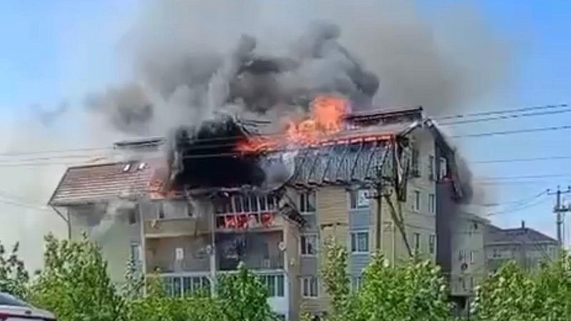 Появилось видео полыхающего дома в Староминском районе