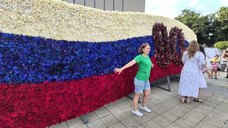 Цветочное панно из 10 тысяч живых роз выложили ко Дню России в Краснодаре