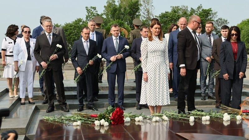 Вениамин Кондратьев отправился в рабочую поездку в Ереван