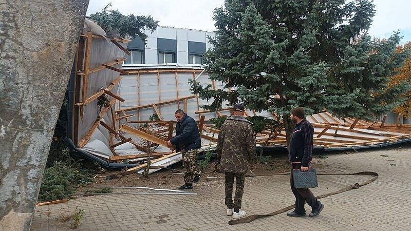 Ветер снёс крышу двухэтажки в Староминском районе