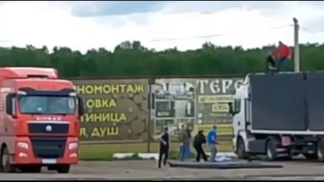 Закидавших камнями фуру с БПЛА жителей наградят в Иркутской области