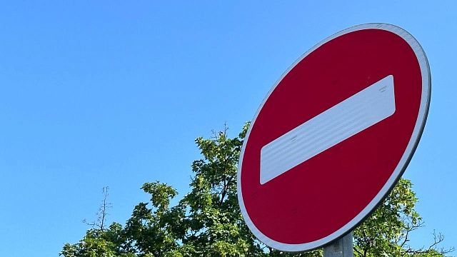 Дорожный знак «Въезд запрещен». Фото: телеканал «Краснодар»