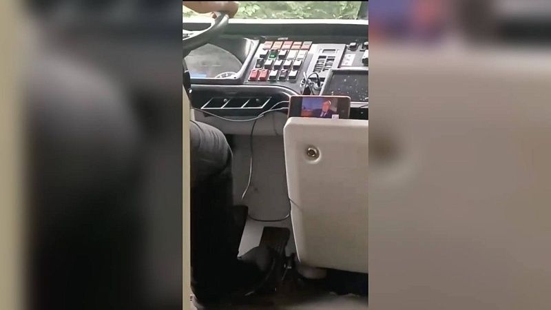 Водитель автобуса наказан за использование телефона за рулём в Сочи