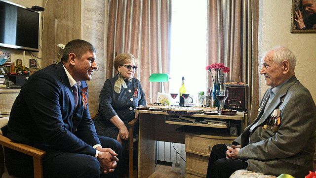 Глава Краснодара побывал в гостях у ветерана Константина Горожанина и поздравил его с наступающим Днем Победы
