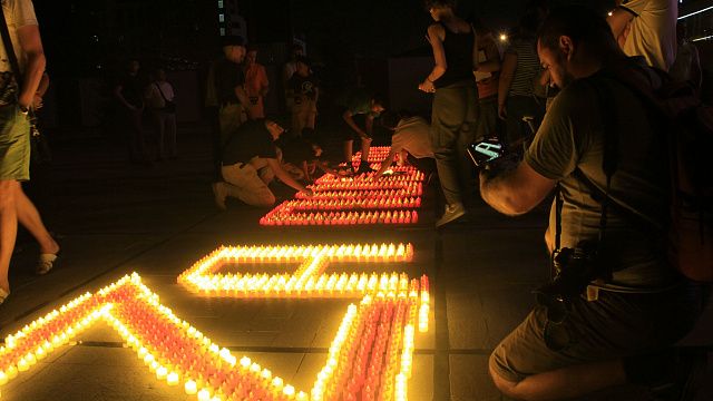 В Краснодаре на площади Памяти Героев прошла памятная акция. Фото: телеканал «Краснодар» 
