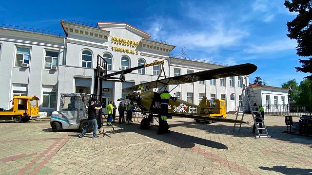 В аэропорту Краснодара установили макет бомбардировщика ПО-2 в преддверии 77-й годовщины Великой Победы