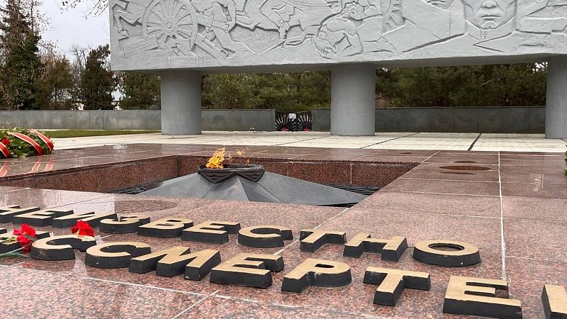 У Вечного огня почтили память павших героев ВОВ в Краснодаре 