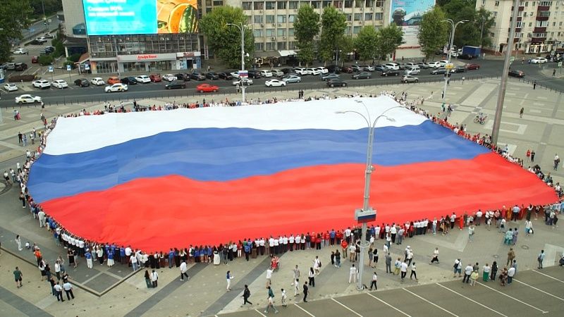 В Краснодаре впервые развернули 75-метровый триколор в честь Дня флага