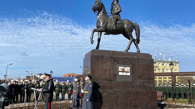 На территории Краснодарского высшего военного училища им. С.М. Штеменко открыли памятник генералу