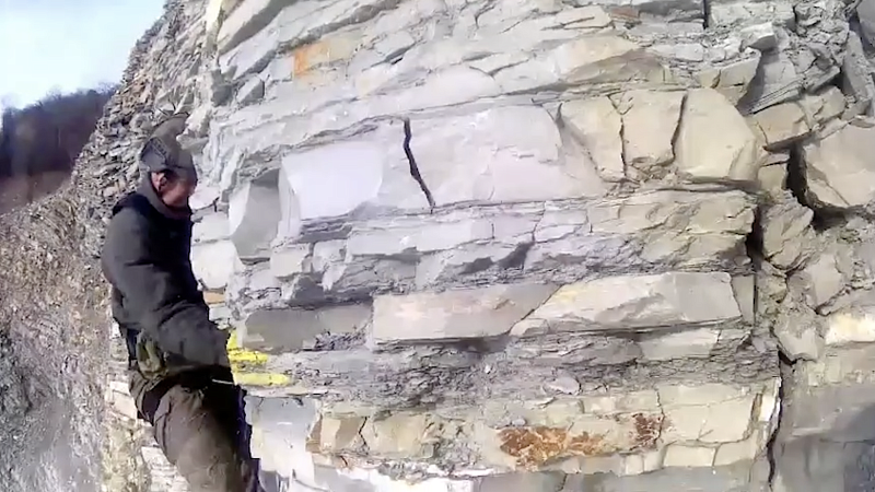 Росгвардейцы обезвредили динамит на скале в Геленджике