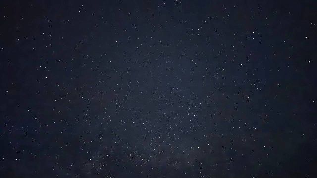 Очевидцы сняли, как яркий болид пролетел над Москвой и сгорел в атмосфере 