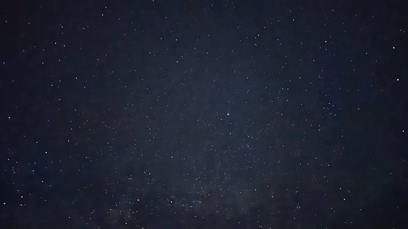 Очевидцы сняли, как яркий болид пролетел над Москвой и сгорел в атмосфере 