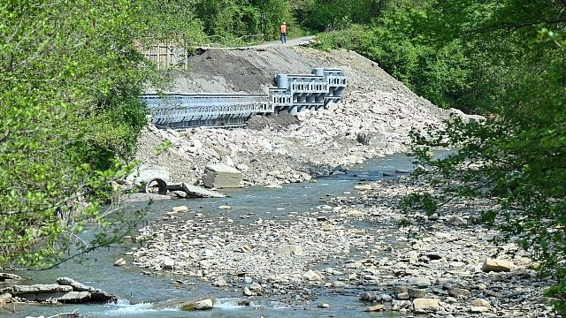 Размытую ливнями дорогу восстановят к концу мая в Сочи
