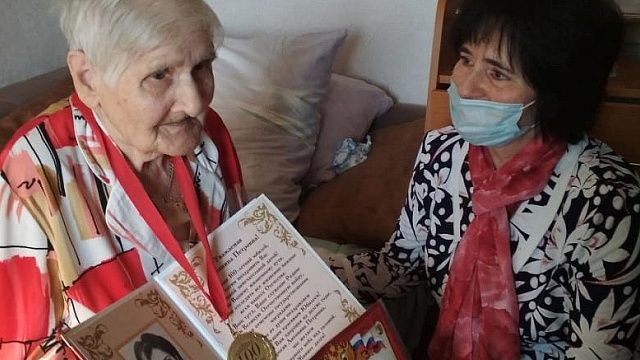 В Краснодаре 100-летие отметила ветеран Великой Отечественной войны Антонина Мищенко-Бурцева