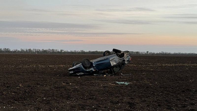 Пожилой водитель погиб в съехавшей в кювет легковушке на Кубани